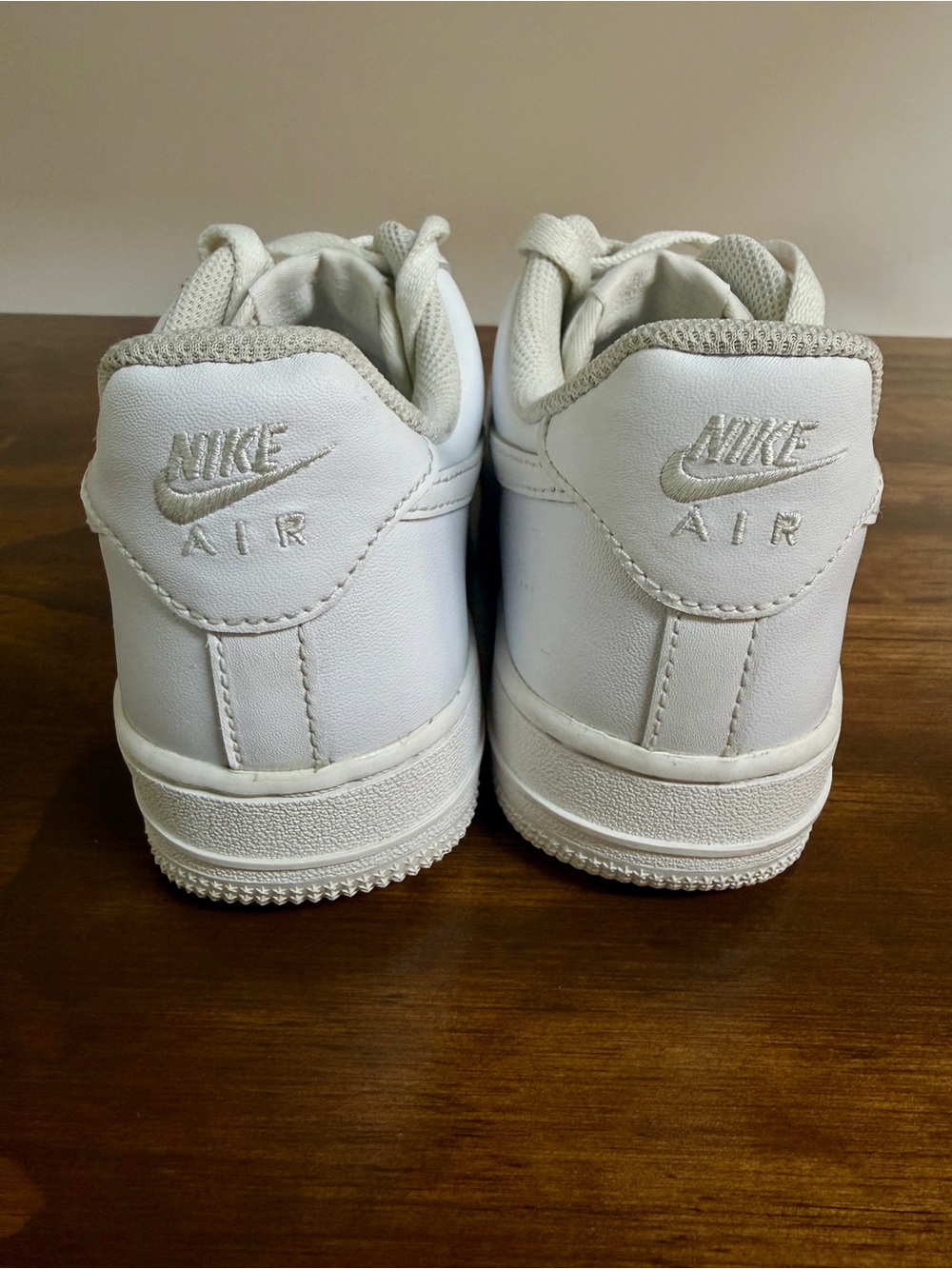 Nike Air Force 1, Women’s 7, Low Top Leather Sneaker Triple White - Picture 5 of 10